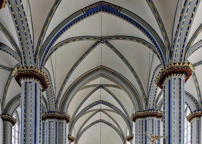 Innenansicht Namen-Jesu-Kirche mit Blick in das Kreuzrippengewölbe