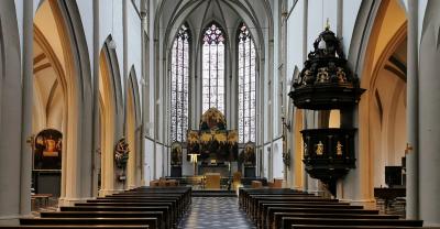 Mittelschiff St. Remigius mit Blick Richtung Chor