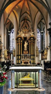 Hochaltar und Volksaltar mit Apollinarisschrein, St. Lambertus Düsseldorf