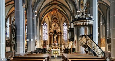 Innenansicht St. Lambertus Düsseldorf, Blick zum Altar mit Kanzel im Vordergrund