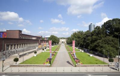 Sichtachse zum Ehrenhof von der Tonhalle aus, links NRW-Forum