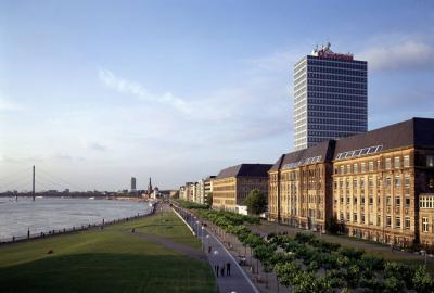 Rheinuferpromenade mit Mannesmann Hochhaus