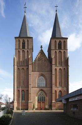 Westfassade mit Portal