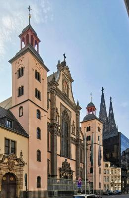 St. Mariä Himmelfahrt Köln, Fassade an der Marzellenstraße