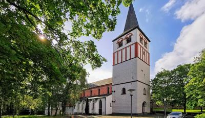 St. Pankratius Oberpleis mit Westturm und Kirchenschiff