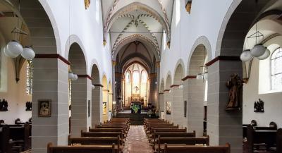 Innenansicht Kirchenraum mit Blick nach Osten Richtung Chor