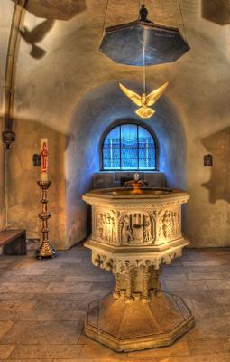 gotischer Taufstein (1497) in der Turmkapelle