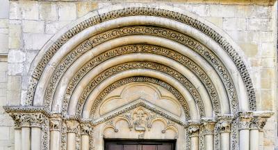 Rundbogen am Hauptportal von St. Johann