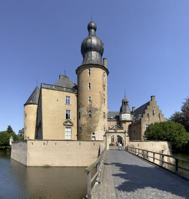 Zugang zum Schloss Gemen mit Ballturm im Vordergrund
