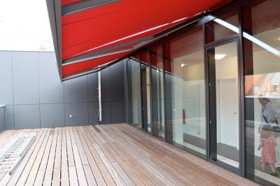 Dachterrasse mit Schwenkarmmarkise