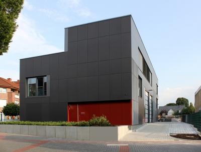 Stirnseite mit rotem Farbakzent
