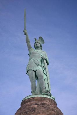 Statue des Hermann mit erhobenem Schwert