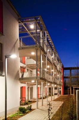 Nachtansicht Mehrfamilienhaus