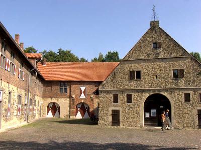Wirtschaftsgebäude der Vorburg: die zweiflügelige Remise (links) und das Bauhaus (rechts)