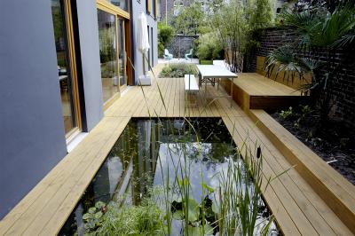 Hinterhofhaus Tannenstraße, Garten mit Teichanlage