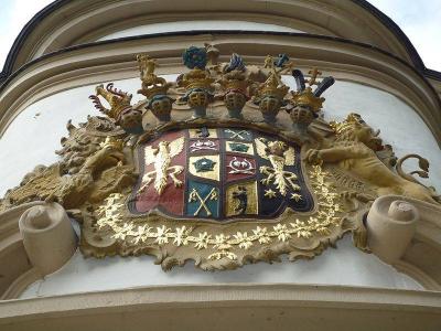 Wappenkartusche über Hauptportal der Kapelle