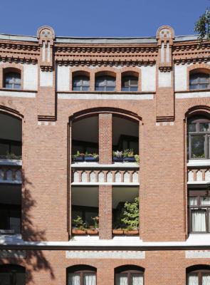 Fassadendetail mit Fensteraufteilung