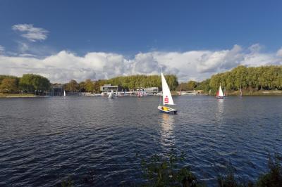 Blick über den Aasee mit Aaseeterrassen im Hintergrund