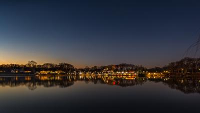 Blaue Stunde Aaseeterrassen vom anderen Ufer aus gesehen
