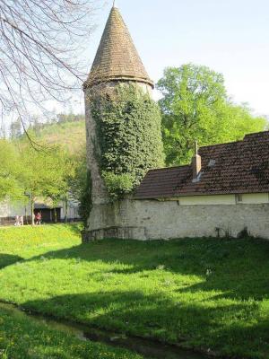 Befestigungsanlage mit Turm