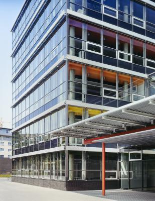 Bürobau mit farbigen Geschossdecken