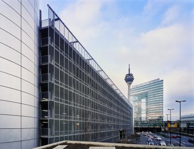 Parkhausfassade aus Streckmetallgittern mit Blick auf Stadttor und Rheinturm