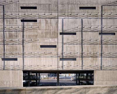 Sichtbetonfassade Parkhaus mit Fensterschlitzen