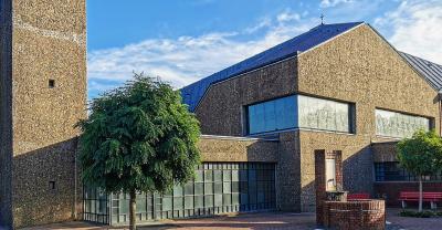 Südansicht mit Vorhalle