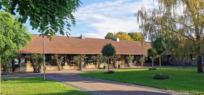 offener Hof mit Nebengebäuden