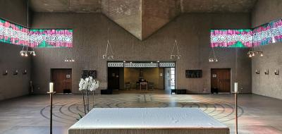 Blick vom Altar in den Kirchenraum