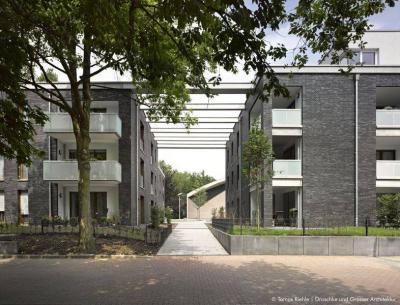 Pergola als Verbindung der beiden Baukörper