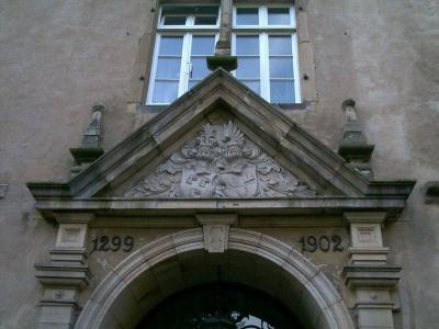 Portalgiebel mit Wappen