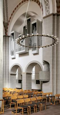 Blick auf Kanzel und Orgel in der Gaukirche St. Ulrich