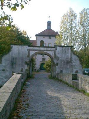 Zufahrt zur Hauptburg von Gut Bustedt