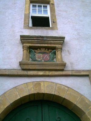 Wappen über der Durchfahrt