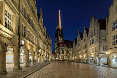 Prinzipalmarkt Münster mit Lambertikirche und erleuchteter Himmelsleiter der Künstlerin Billi Thanner