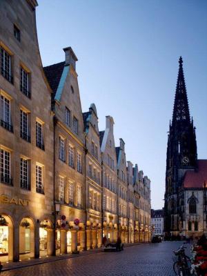 Häuserfront am Markt, im Hintergrund die Lambertikirche