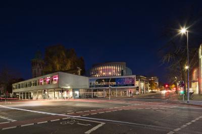 Erleuchtetes Stadttheater Münster bei Nacht