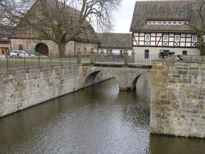 Wassergraben mit Brücke
