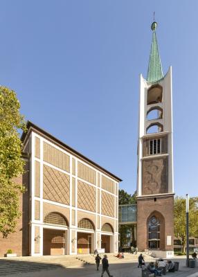 Blick vom Heinrich-König-Platz auf die Kirche
