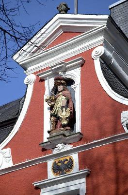 Giebel Rathaus Soest mit Nischenfigur des Hl. Patroklus