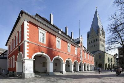 Blick auf barocken Flügel des Rathaus Soest und St. Patrokli