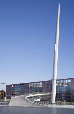 Rampe der Fußängerbrücke auf der Stadionseite