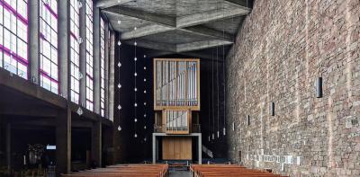 Innenansicht mit Blick zur Orgel