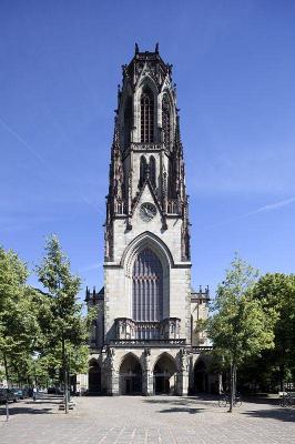 Frontalansicht Turmfassade St. Agnes