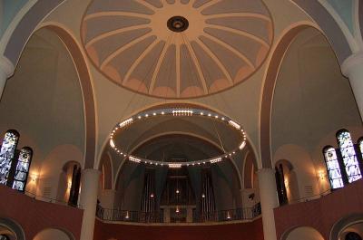 Blick auf Kuppel und Orgel der Erlöserkirche Essen