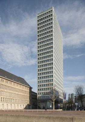 Mannesmann-Hochhaus von der Rheinuferpromenade