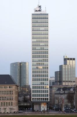 Mannesmann-Hochhaus vom Rhein aus gesehen