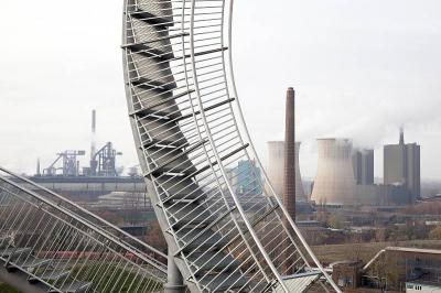 Tiger and Turtle, im Hintergrund Industriegebiet