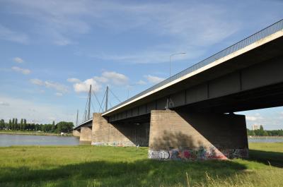 Seitenansicht Theodor-Heuss-Brücke